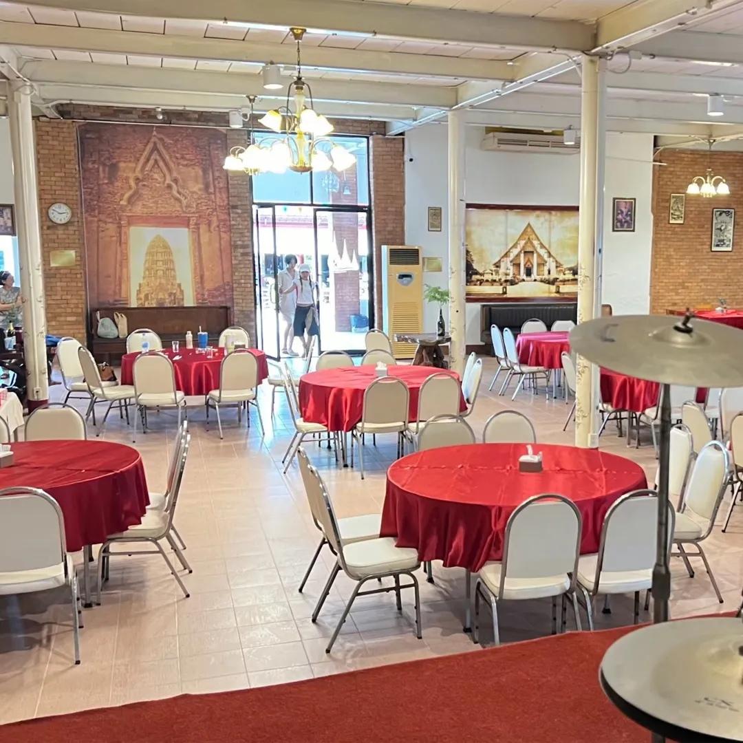 ร้านอาหารรองรับคนได้เยอะ ที่จอดรถสะดวก ห้องแอร์เย็น นั่งสบาย