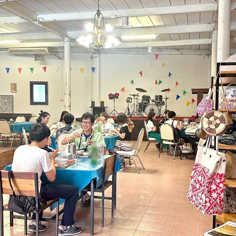 ร้านอาหารรองรับคนได้เยอะ ที่จอดรถสะดวก ห้องแอร์เย็น นั่งสบาย